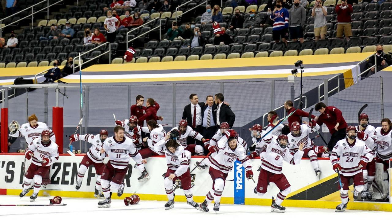 cá cược khúc côn cầu NCAA Frozen Four